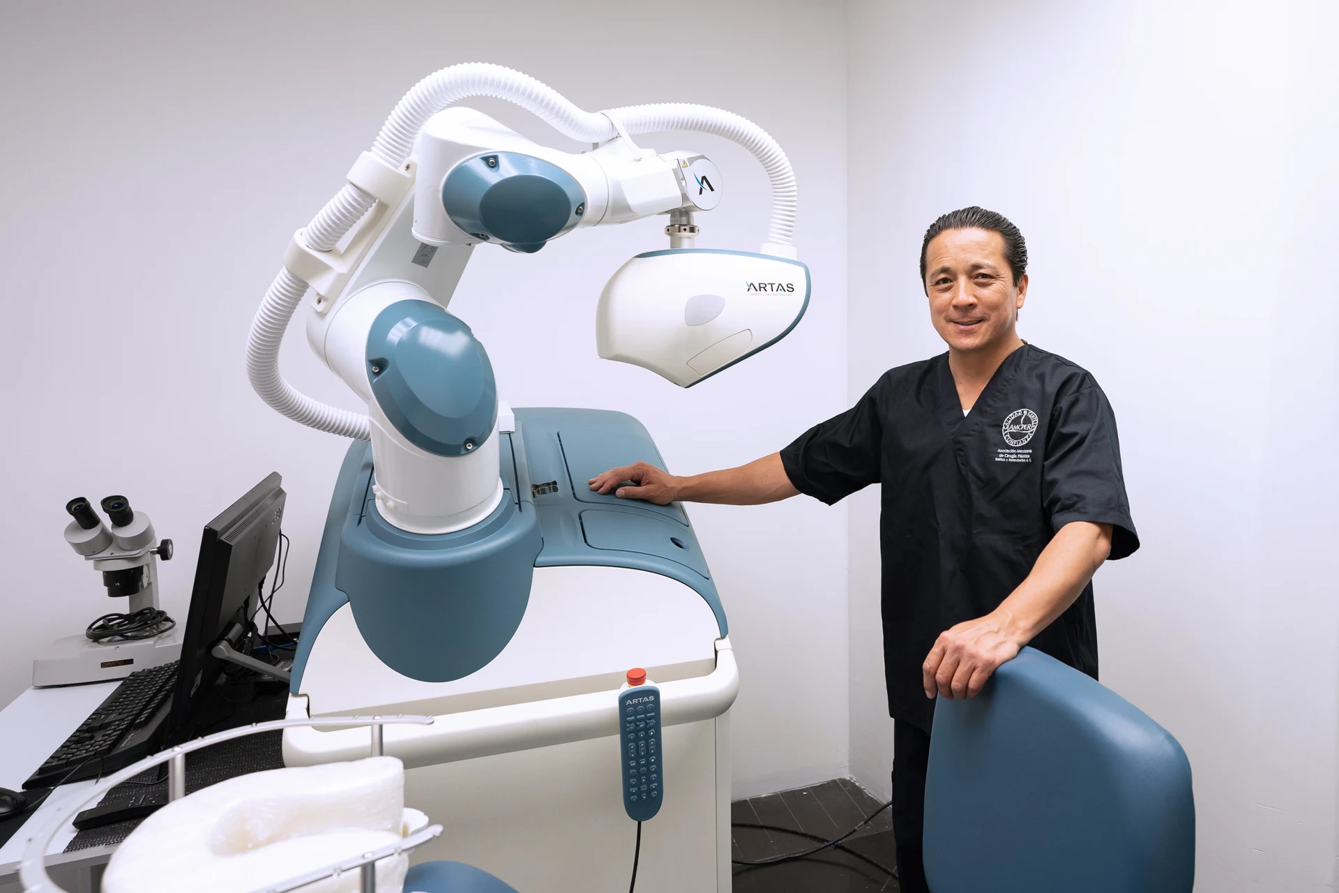 Dr. Alejandro Méndez Sashida junto al sistema robótico ARTAS en Clínica Saha