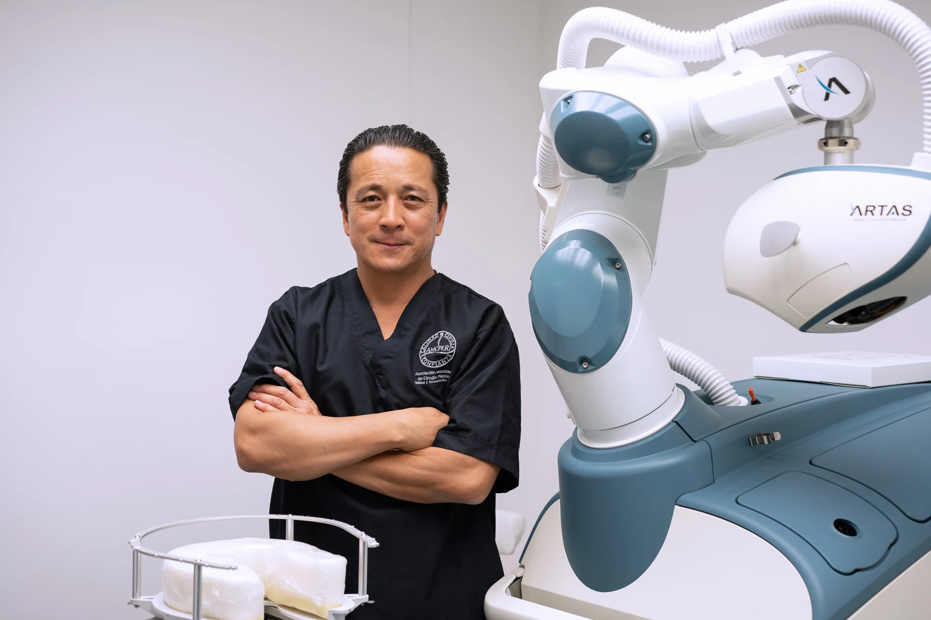 Dr. Alejandro Méndez Sashida con el brazo robótico ARTAS